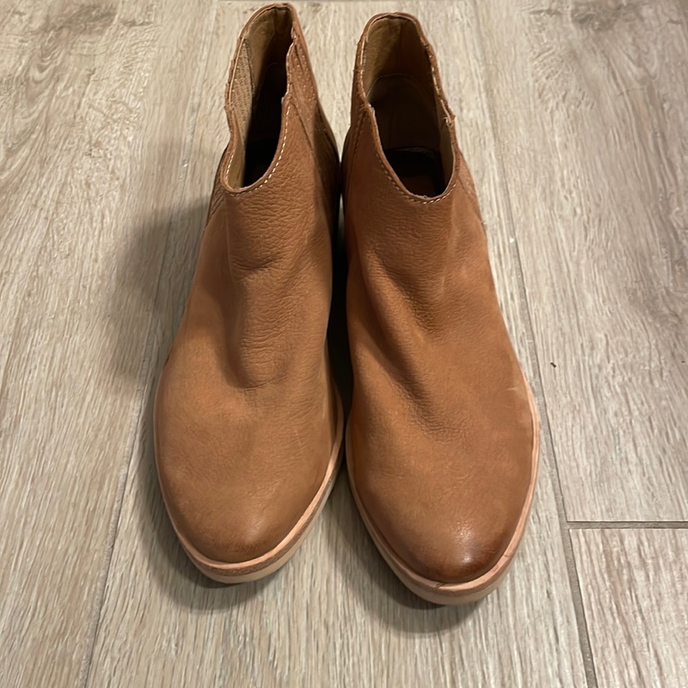 Dolce Vita tan leather western booties